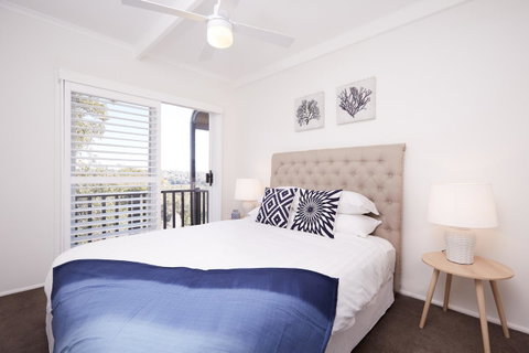 Bright And Spacious Family Home With Leafy Deck - Hotel QLD 4