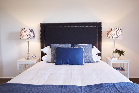 Bright And Spacious Family Home With Leafy Deck - Hotel QLD 6