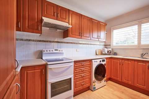 Bright And Spacious Family Home With Leafy Deck - Hotel QLD 17