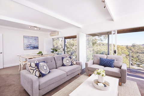 Bright And Spacious Family Home With Leafy Deck - Hotel QLD 0