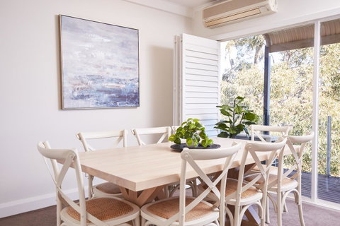 Bright And Spacious Family Home With Leafy Deck - Hotel QLD 22