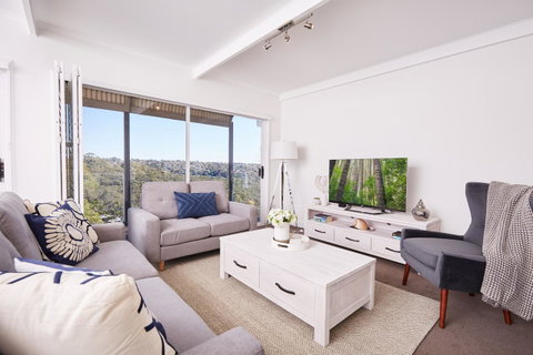 Bright And Spacious Family Home With Leafy Deck - Hotel QLD 3