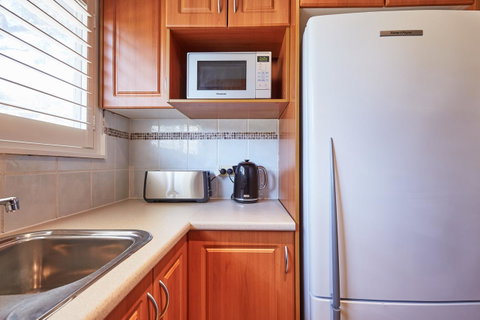 Bright And Spacious Family Home With Leafy Deck - Hotel QLD 19