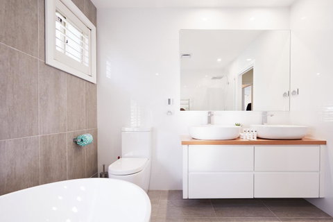 Bright And Spacious Family Home With Leafy Deck - Hotel QLD 11