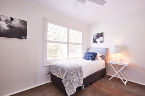 Bright And Spacious Family Home With Leafy Deck - Hotel QLD 24