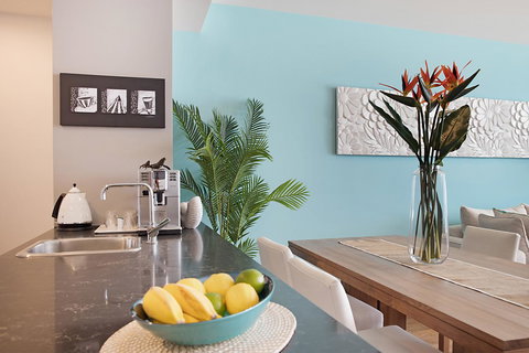 Arena Luxury Beachfront Apartment - Hotel QLD 16