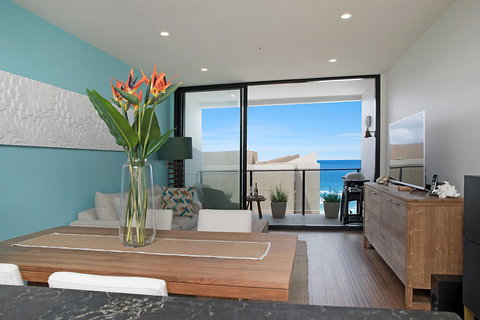 Arena Luxury Beachfront Apartment - Hotel QLD 23