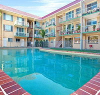 Bribie Beach King bed Unit overlooking pool - Hotel QLD