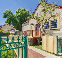 Bright 3-bedroom apartment - Central Armidale - Hotel QLD