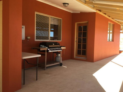 Caretakers Cottage Budget Accommodation - Hotel QLD 0