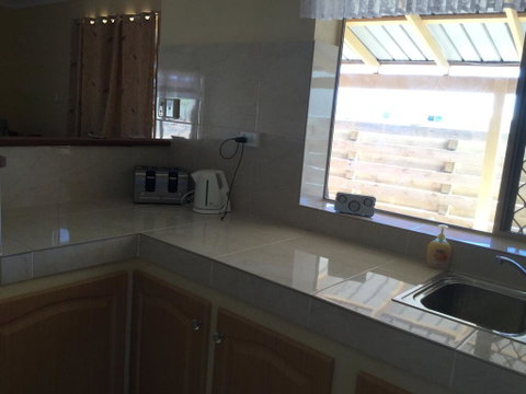 Caretakers Cottage Budget Accommodation - Hotel QLD 3