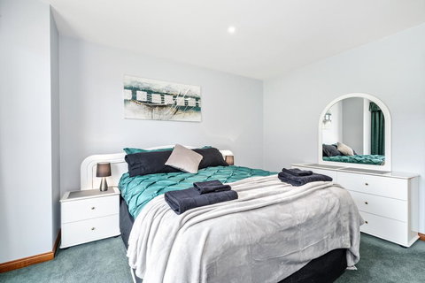 Country Meets Town - Hotel QLD 1