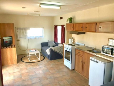 Cute Private Studio Flat With AIRCON! - Hotel QLD 3