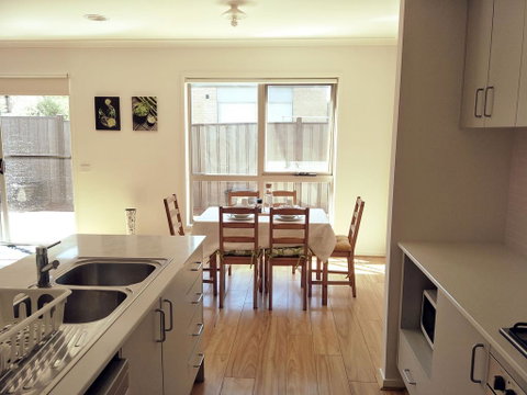 Daisy Villa - Close To Mel Airport & Hume Highway -Comfort - Hotel QLD 3
