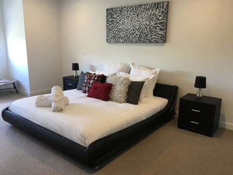 Executive Mansion, Spring Racing, Melbourne Cup - Hotel QLD 0