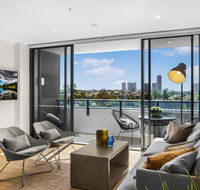 Family Unit with Parking Balcony Pool near Beach - Hotel QLD