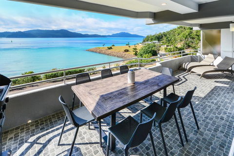 Fully Renovated Frangipani Beach Front Apartments - Hotel QLD 0