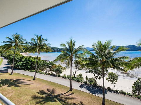 Fully Renovated Frangipani Beach Front Apartments - Hotel QLD 3