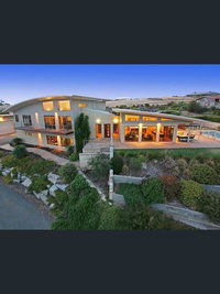 Book Lovely Banks Accommodation Vacations Hotel QLD Hotel QLD