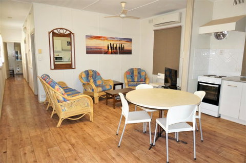 Getaway Villas Unit 3 - 3 Bedroom Self-Contained Villa With A Deck - Hotel QLD 3
