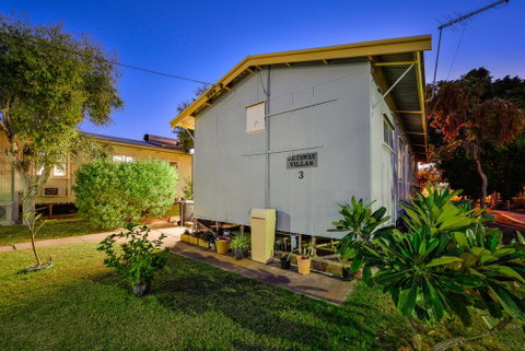 Getaway Villas Unit 3 - 3 Bedroom Self-Contained Villa With A Deck - Hotel QLD 1