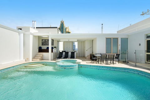 Golden Gate 2 Storey Penthouse With Pool - We Accommodate - Hotel QLD 0