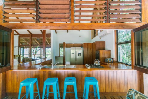 Golden Sunbird - Hotel QLD 0