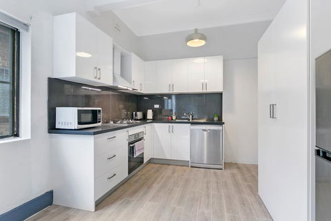 KOZYGURU ARNCLIFFE SYDNEY AIRPORT RENOVATED COTTAGE 3 BED HOUSE NAR232 - Hotel QLD 1