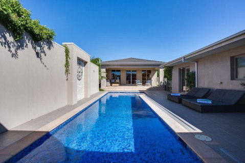 Kraimorie Large Family Beach House With Pool, Superb Water Views, Pool, And Games Room - Hotel QLD 1