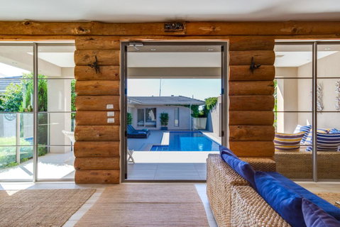 Kraimorie Large Family Beach House With Pool, Superb Water Views, Pool, And Games Room - Hotel QLD 3