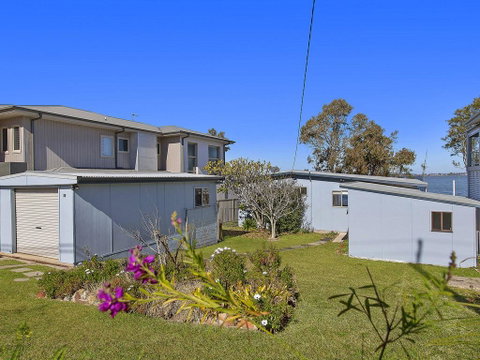 Lakes Edge Cottage - Hotel QLD 2