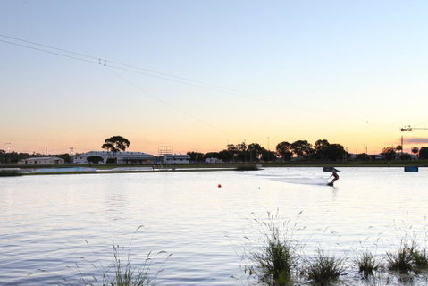 Lakeside Deck House - Hotel QLD 1