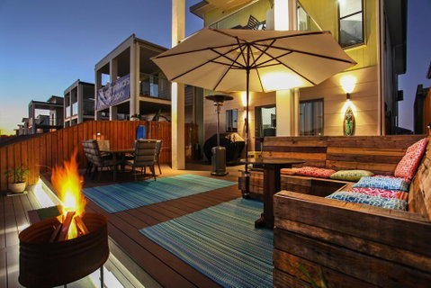 Lakeside Deck House - Hotel QLD 2