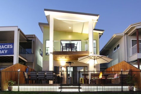 Lakeside Deck House - Hotel QLD 3