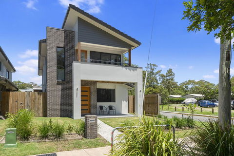LAVISH BEACH HOUSE ON THE SURF SIDE! - Hotel QLD 1