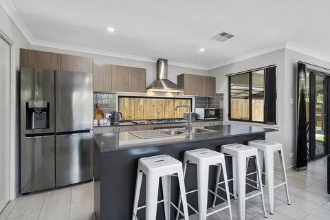 LAVISH BEACH HOUSE ON THE SURF SIDE! - Hotel QLD 3