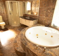 Luxuary self-contained living with Spa. - Hotel QLD