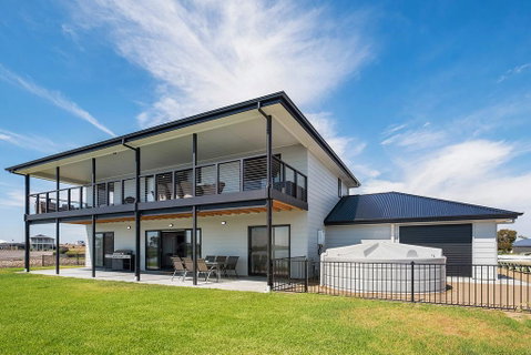 Moments On The Water - Hotel QLD 3