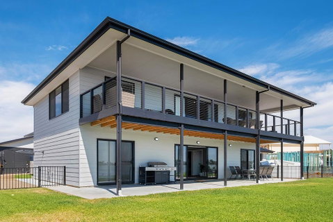 Moments On The Water - Hotel QLD 0