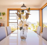 Moonah House-10 mins to CBD  MONA 4BR 2 BATH great view park 3 cars sleep 11 king bed en-suite - Hotel QLD