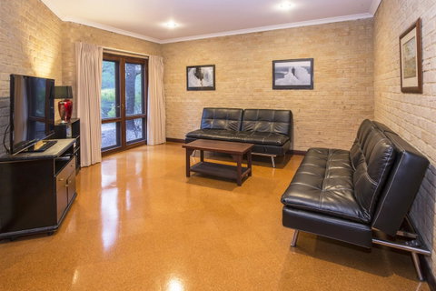 53 Martina Drive - Hotel QLD 26