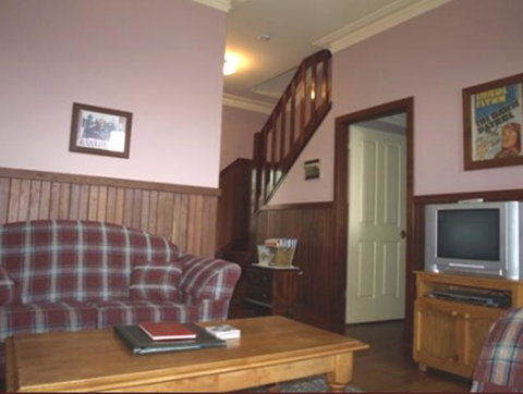 Pemberton Old Picture Theatre Holiday Apartments - Hotel QLD 6