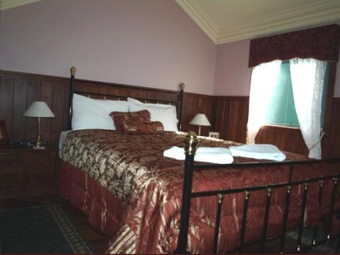 Pemberton Old Picture Theatre Holiday Apartments - Hotel QLD 4