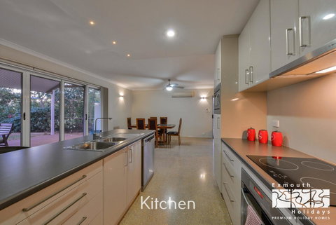 13 Learmonth Street - Close To Town Centre - Hotel QLD 4