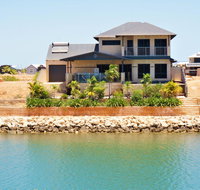 27 Corella Court - Exquisite Marina Home With a Pool and Wi-Fi - Hotel QLD