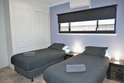 27 Corella Court - Hotel QLD 8