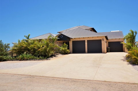 27 Corella Court - Hotel QLD 1