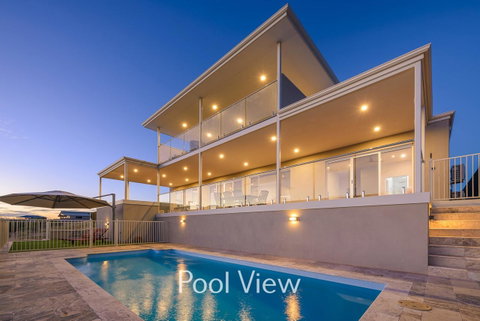 32 Corella Court - Hotel QLD 0