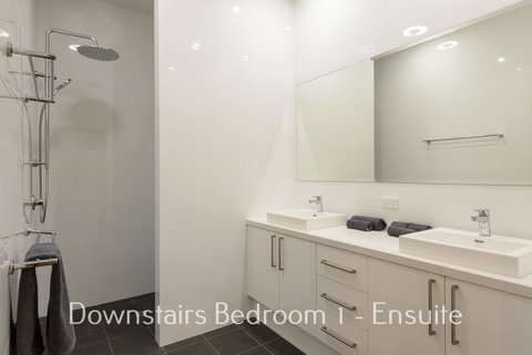 32 Corella Court - Hotel QLD 8