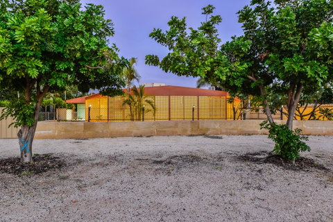 30 Kennedy Street - Hotel QLD 3